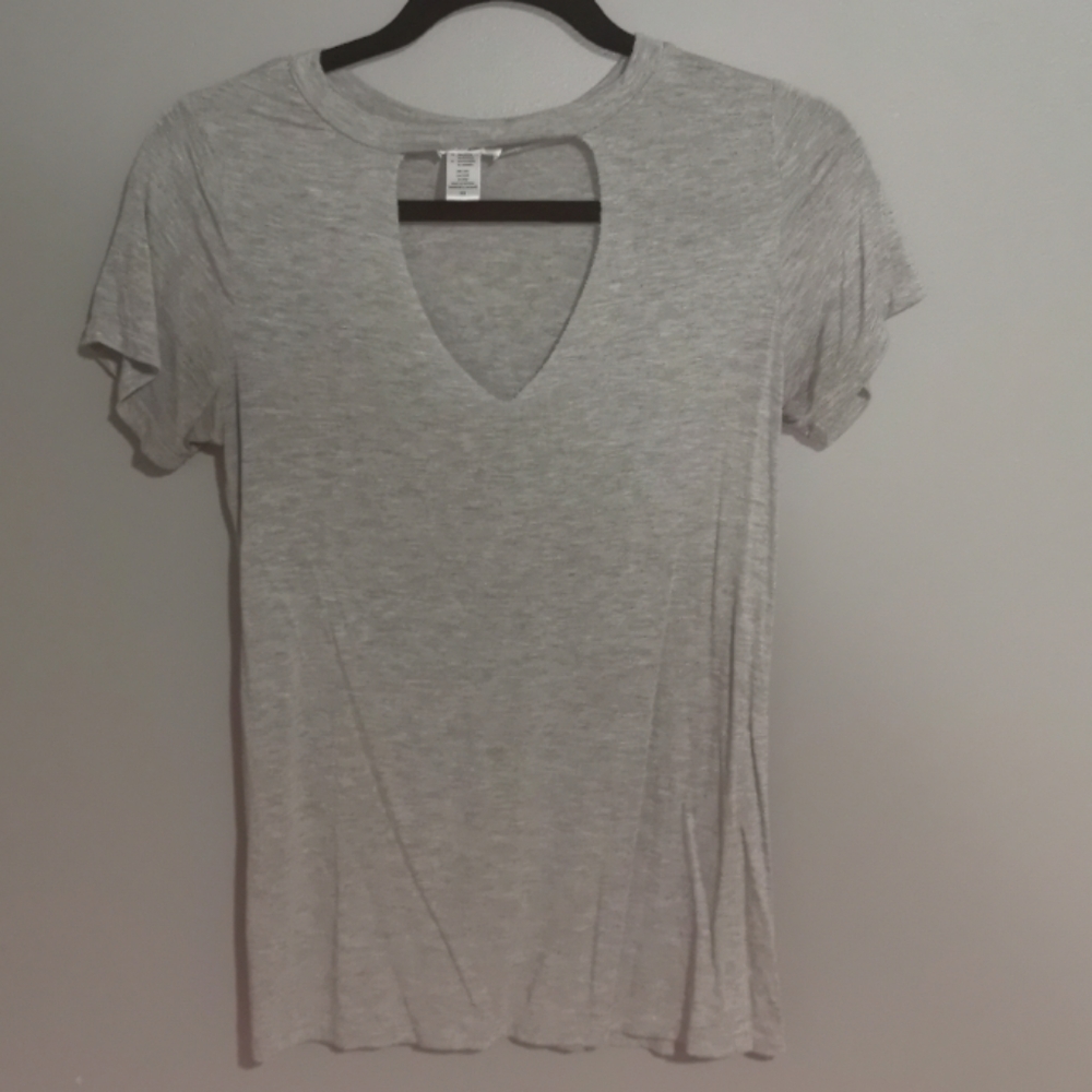 Front detail tee 3/$15 ✨